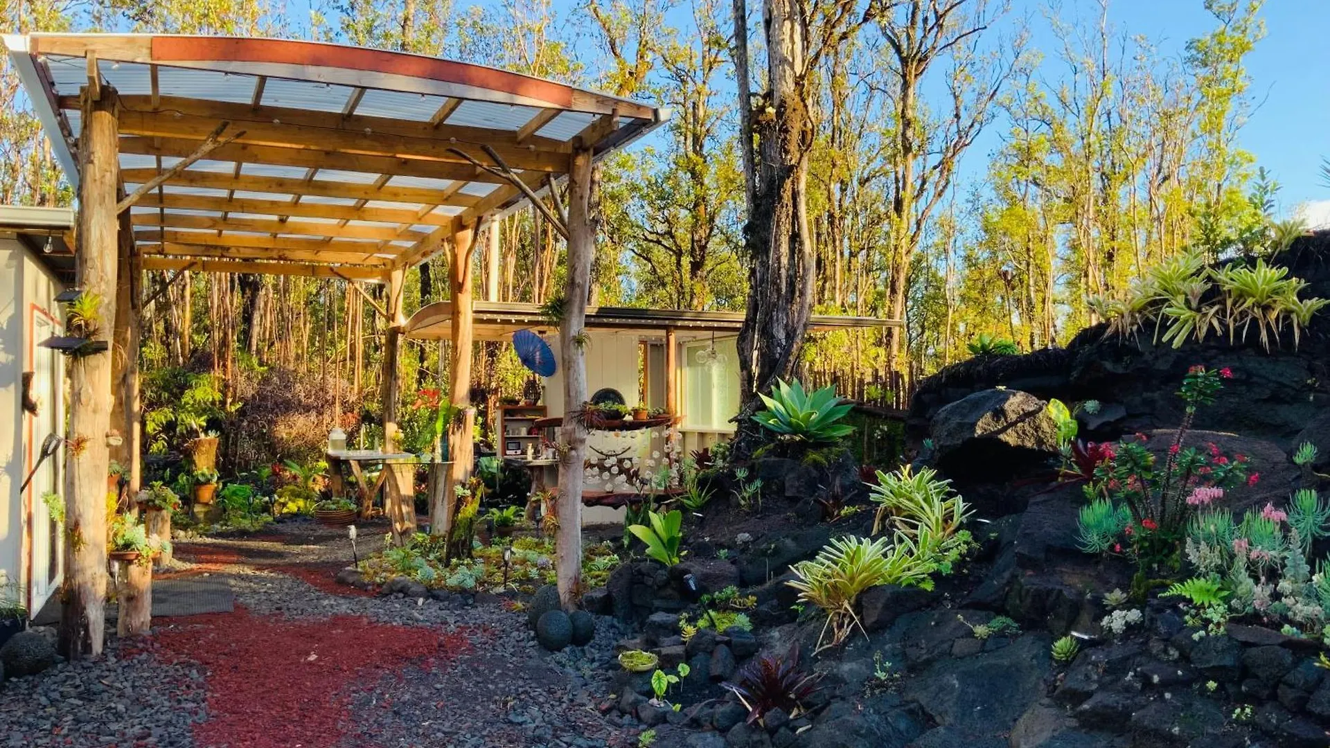 Exotic Garden Cottage At Amazing Volcano Fissure Mountain View